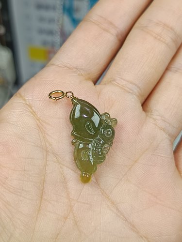 4284Y-18K金天然翡翠冰黄翡蝴蝶吊坠