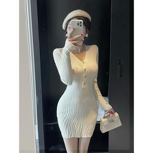 ROUMIKL白色长袖v领针织连衣裙女秋冬内搭纯欲配大衣短款修身显瘦