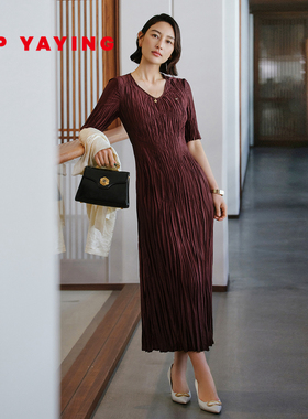 EP雅莹2025春季新款女装 酒红色正肩压褶收腰显瘦V领连衣裙4640A