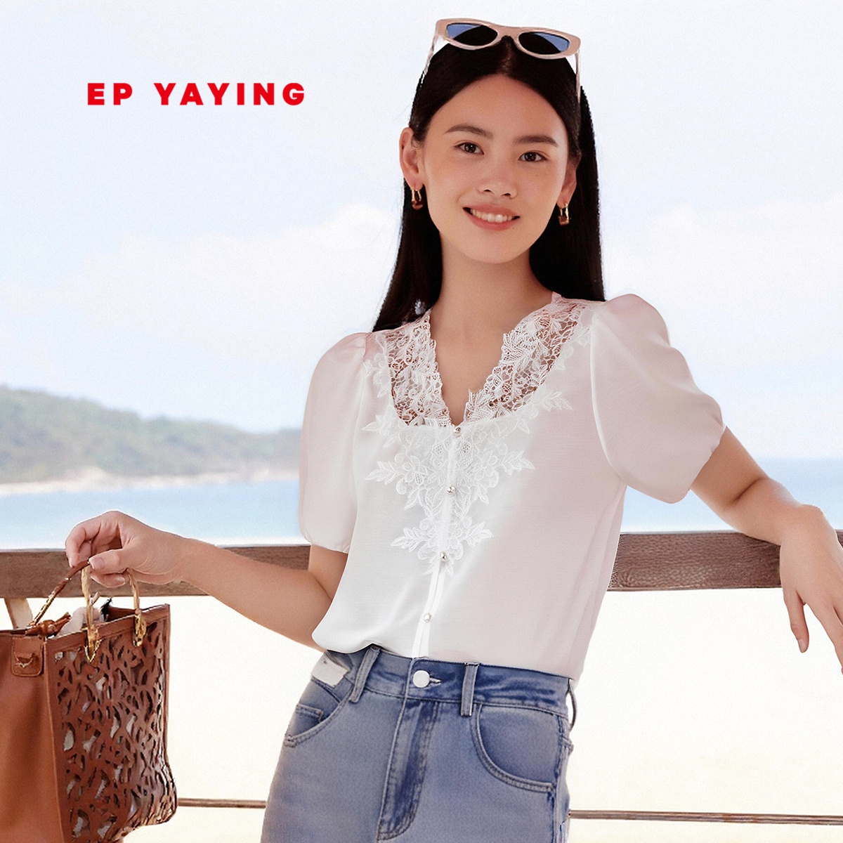 雅莹V领蕾丝拼接泡泡袖衬衫