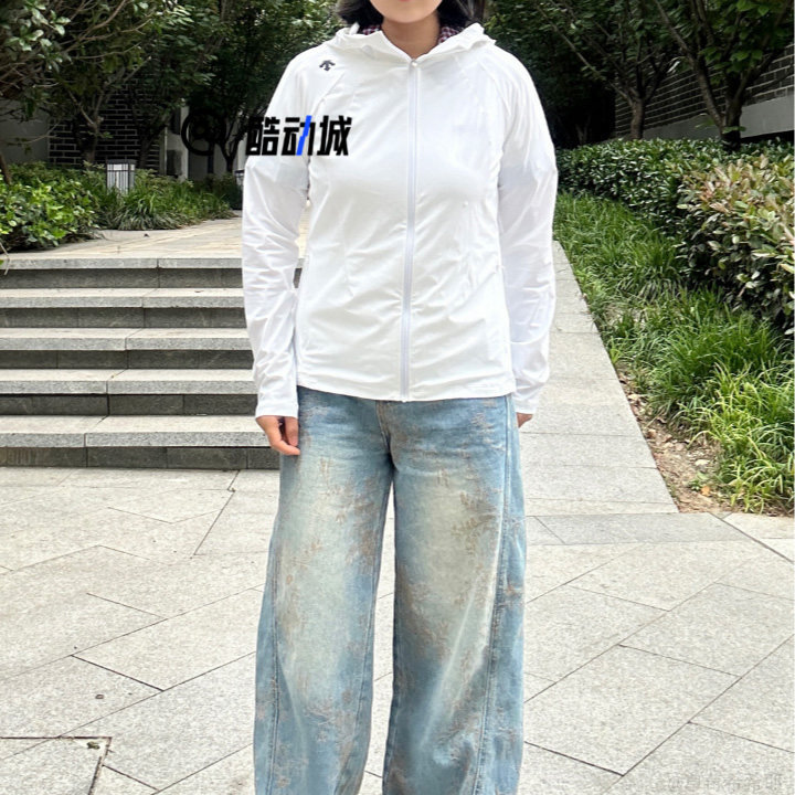 迪桑特白色简约透气连帽夹克外套