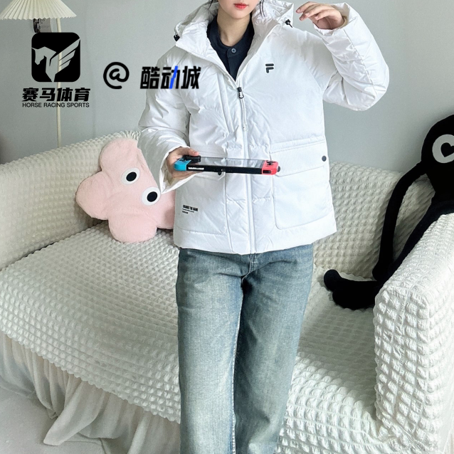 FILA白色女子保暖连帽羽绒服
