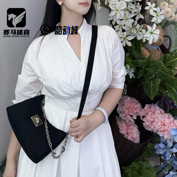 FILA斐乐 正黑色女子时尚通勤新月包单肩腋下斜挎包F13W428172FBK