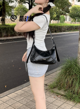 FILA斐乐 正黑色女子流浪包手提防水耐脏时尚单肩包F13W538164FBK