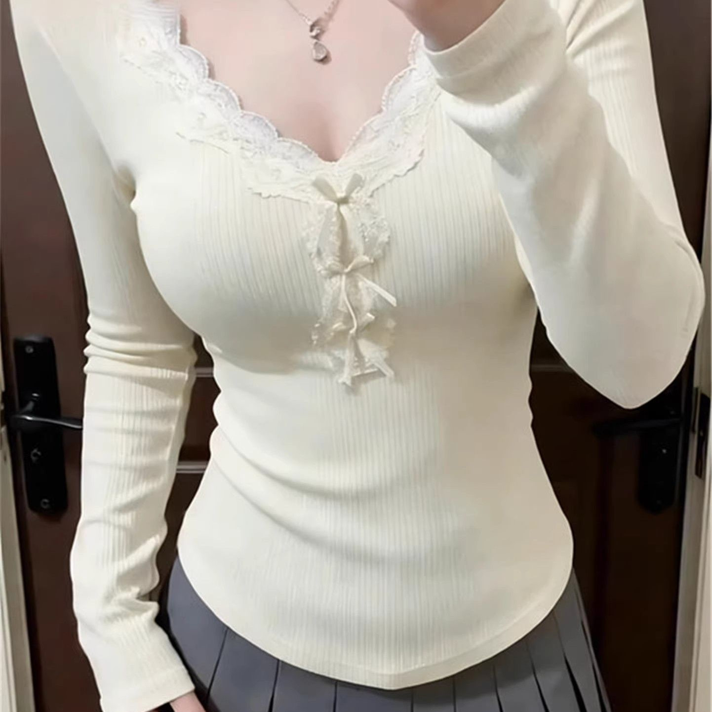 巨好看的蕾丝V领德绒打底衫女