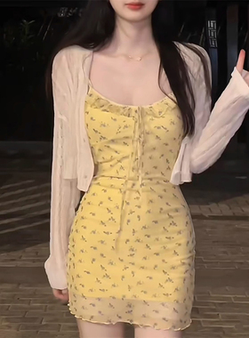 法式少女感减龄黄色碎花吊带收腰连衣裙女绑带胸型低圆领包臀裙子