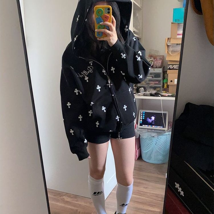 满印十字架字母刺绣连帽卫衣女