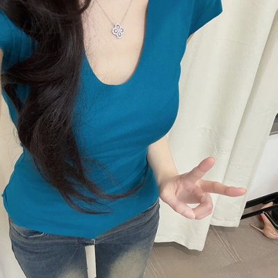 湖蓝色v领短袖修身T恤女2025
