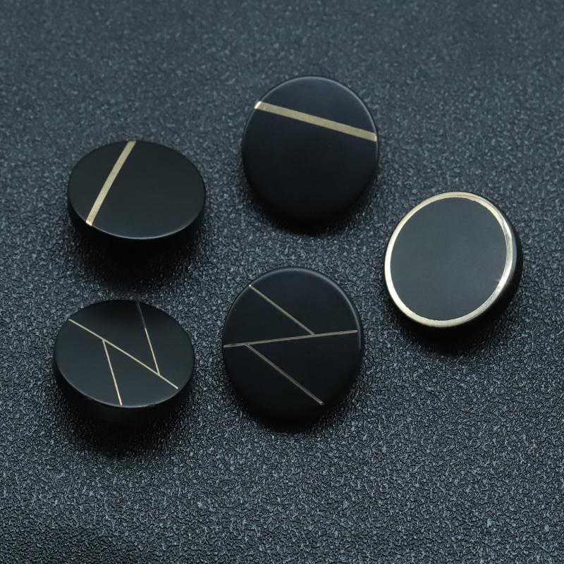 简约百搭金线扣面设计