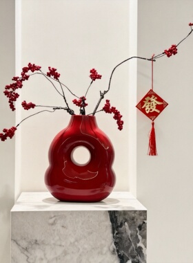 新年喜庆红色陶瓷镂空花瓶摆件