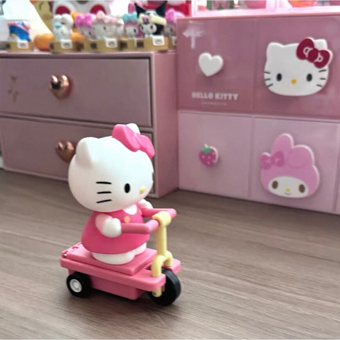 三丽鸥家族滑板车萌动系列hellokitty滑板车礼物盲盒手办桌面摆件