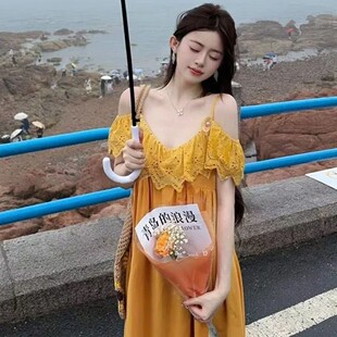 海边度假高级感沙滩裙长裙旅游穿搭巨好看黄色露肩吊带连衣裙