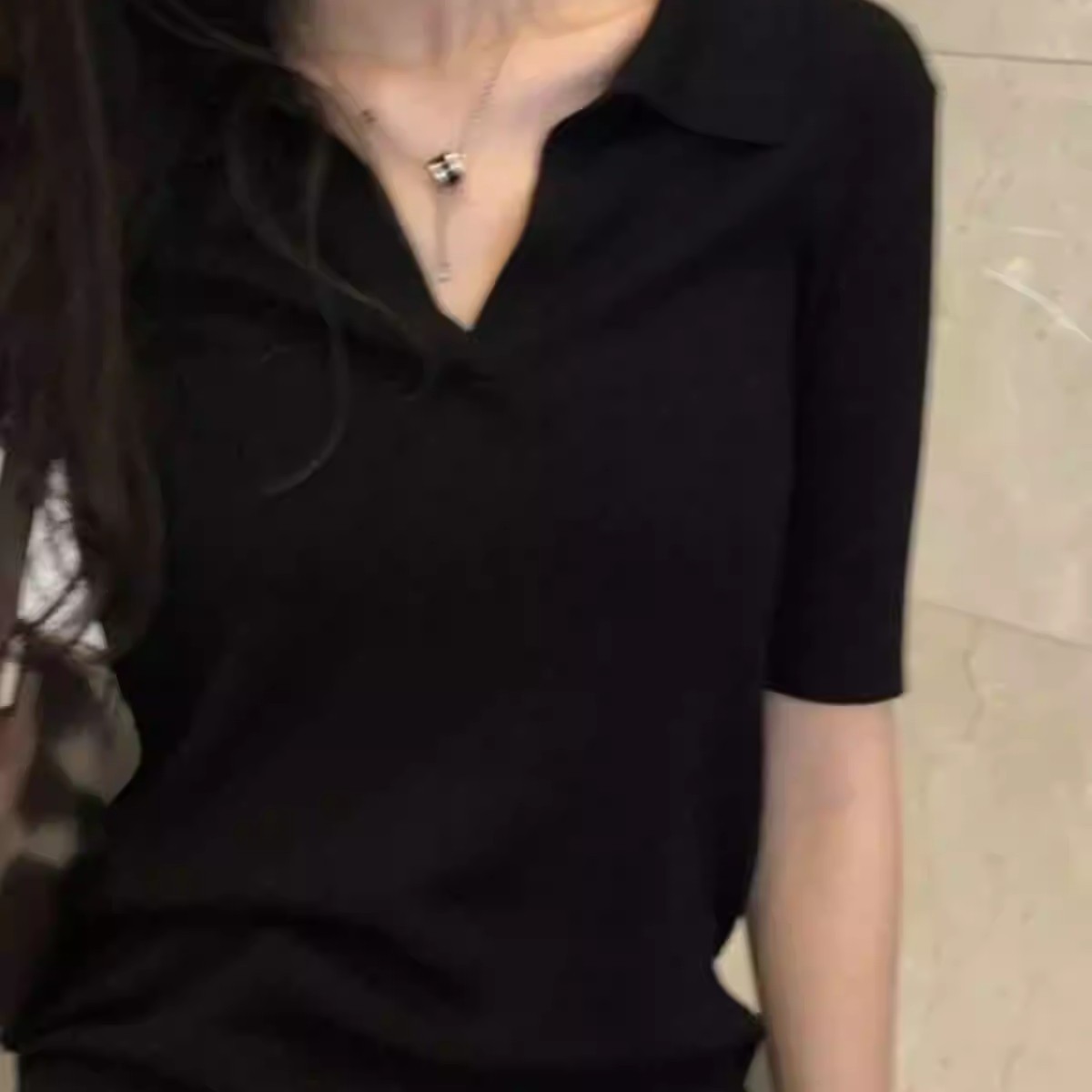 黑色V领冰丝针织短袖t恤女