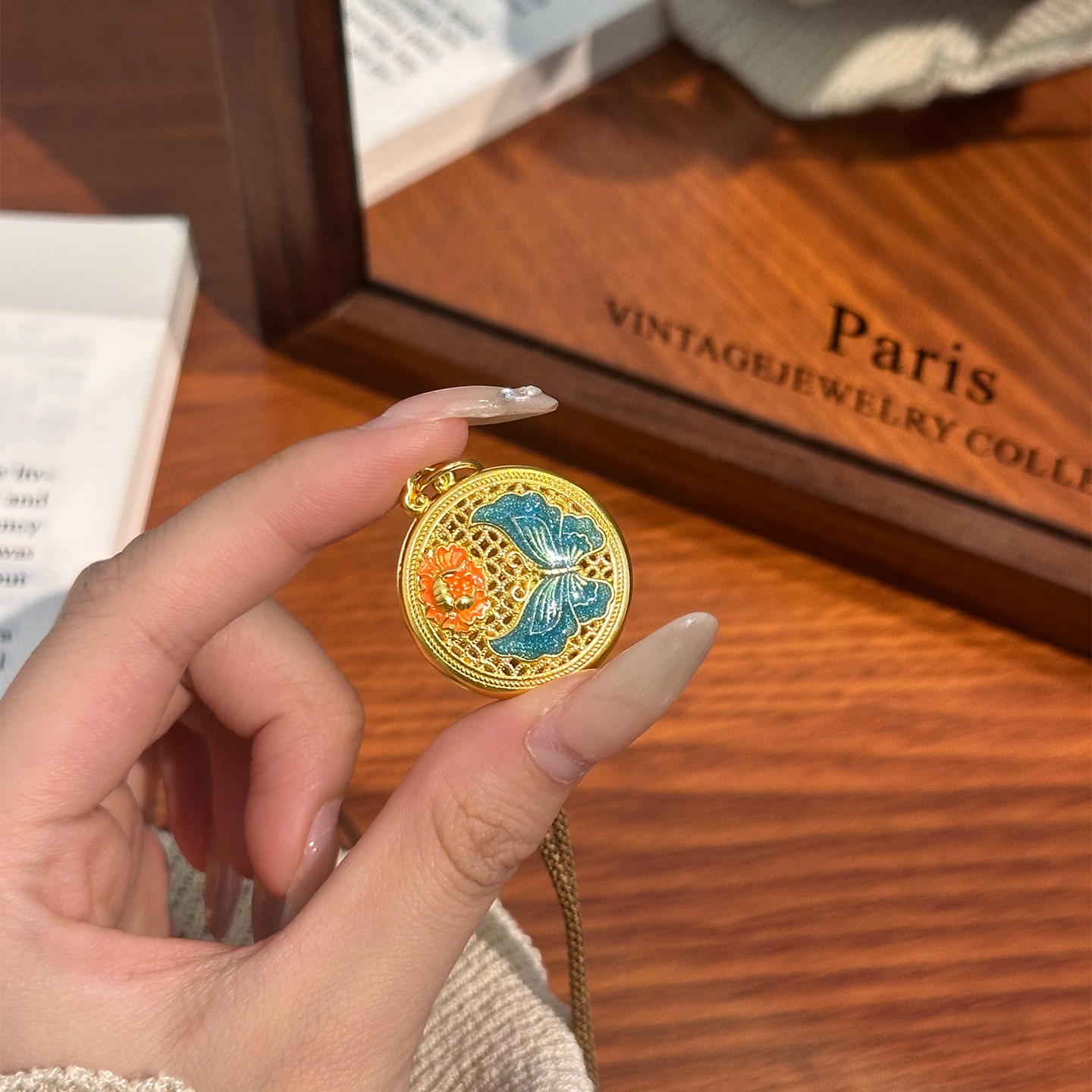 蝴蝶圆牌镂空金包银吊坠中式国风送礼轻奢小众珐琅彩百搭项链女款