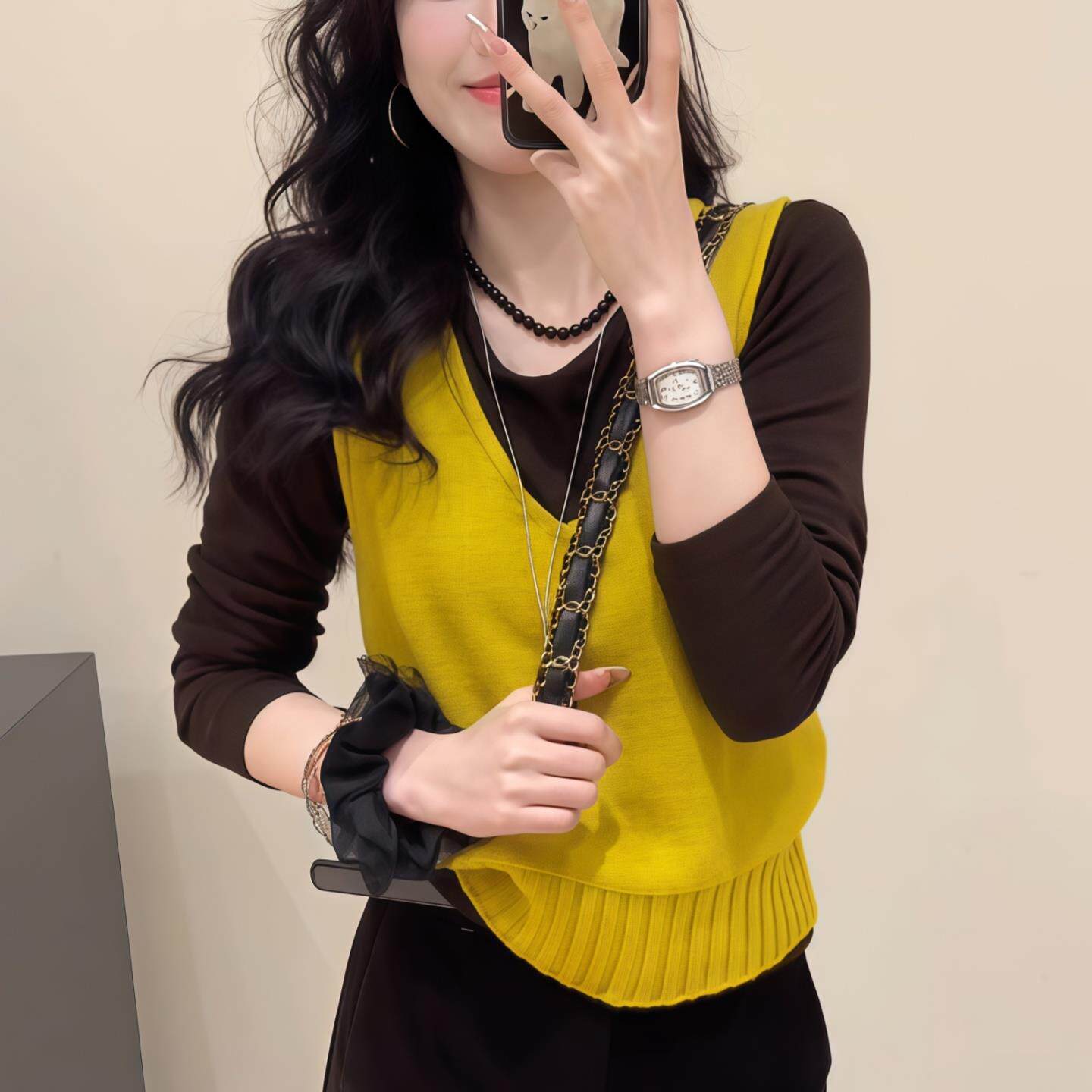 ROUMIKL黄色V领卷边针织马甲女2025新款早秋季无袖背心叠穿内搭打