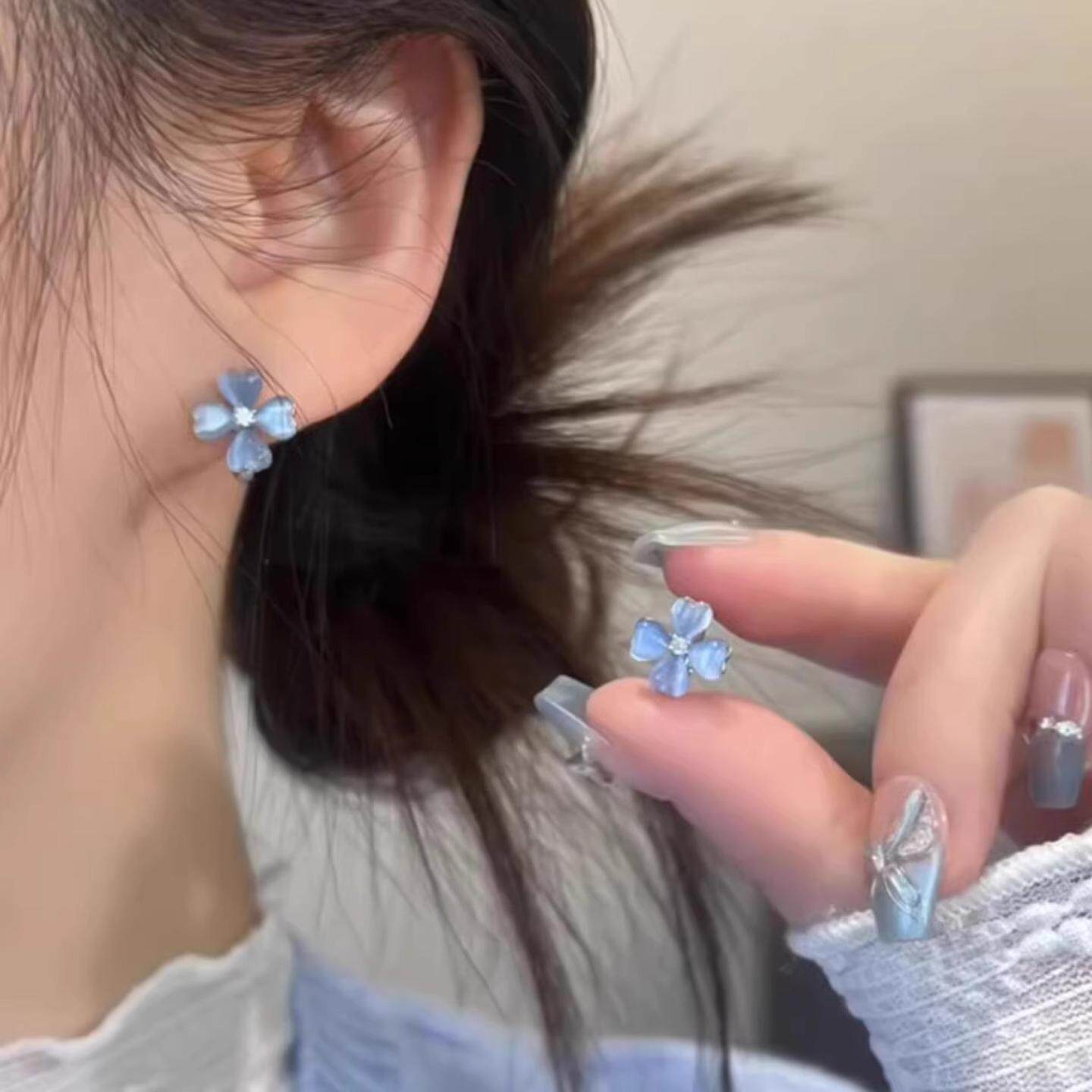 森系冰透蓝色四叶花耳钉耳扣小众