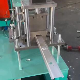 厂家应异龙骨压瓦机备轻钢龙骨成供型机械全自动003轻形钢设龙骨