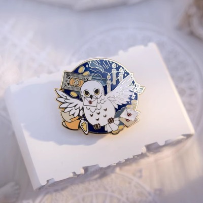 月色星象烛光信使金属仿珐琅徽章