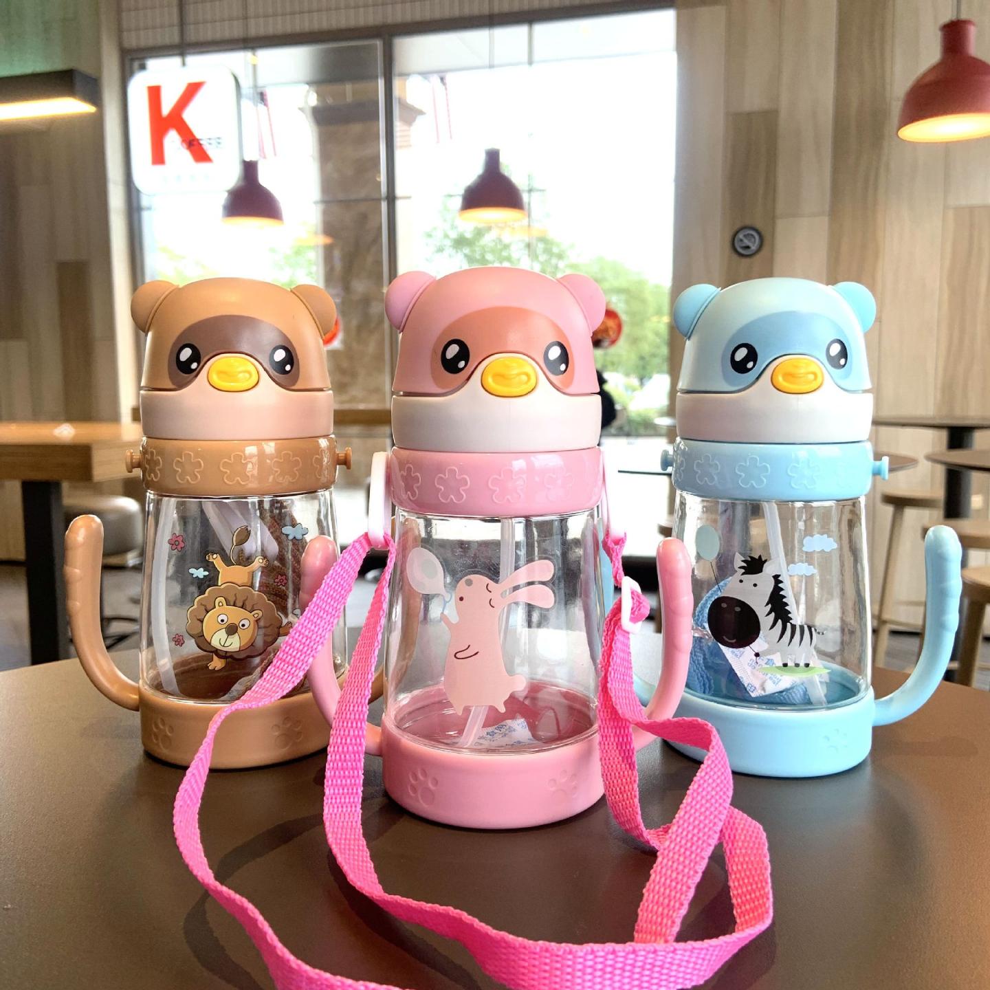 幼儿园小孩饮水杯夏天儿童塑料吸管杯幼儿园背带手柄两用宝宝学饮
