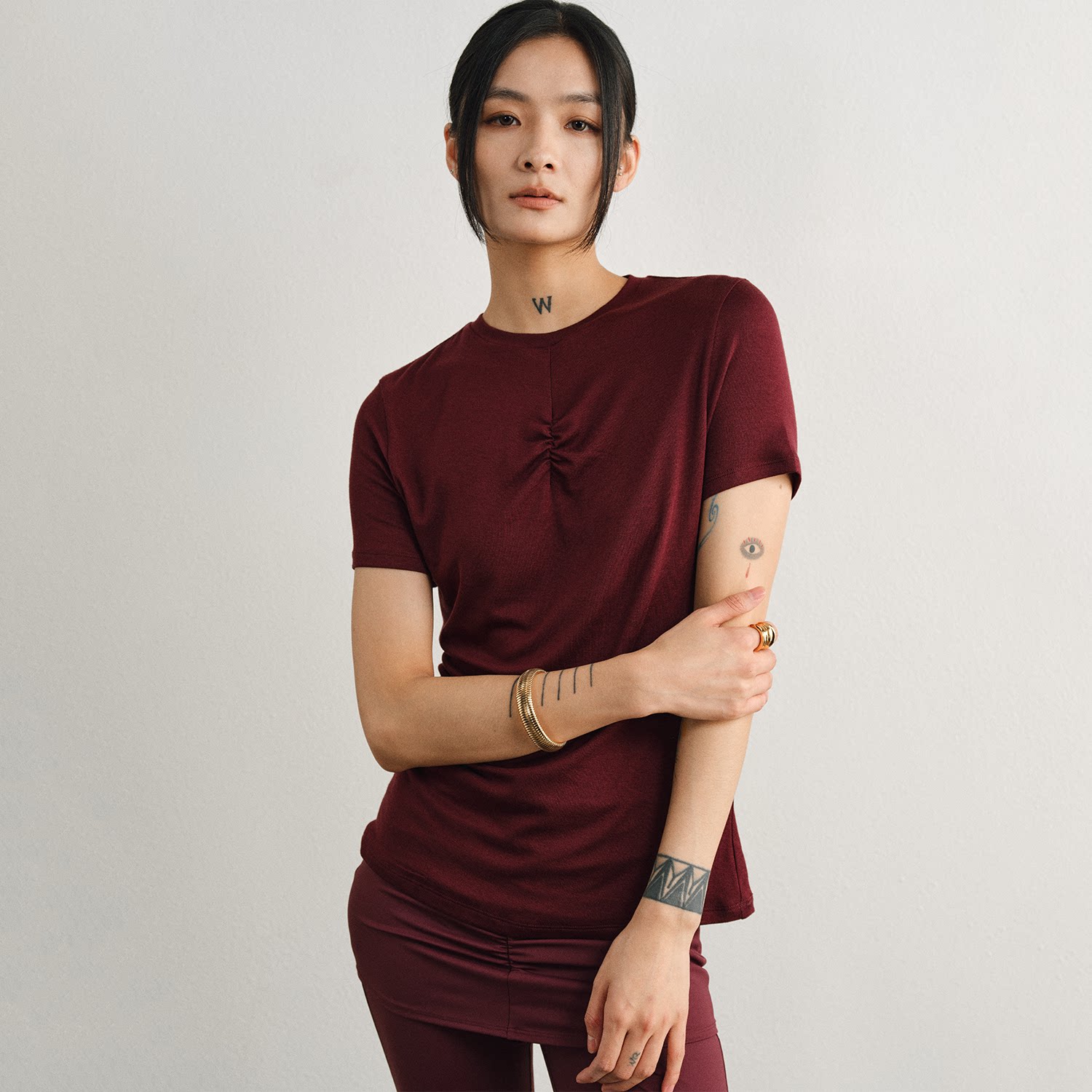 Unawares.胸前抽褶修身短袖T恤女 设计感不规则下摆显瘦打底上衣