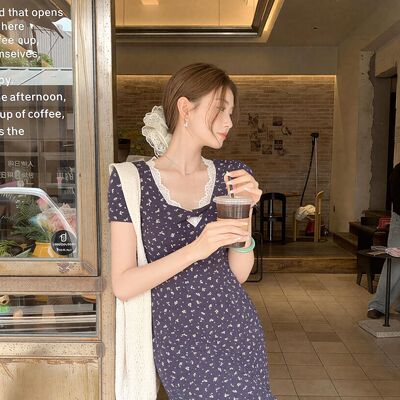 纯欲风藏蓝碎花V领吊带修身显瘦连衣裙女装2026新款夏季蕾丝长裙