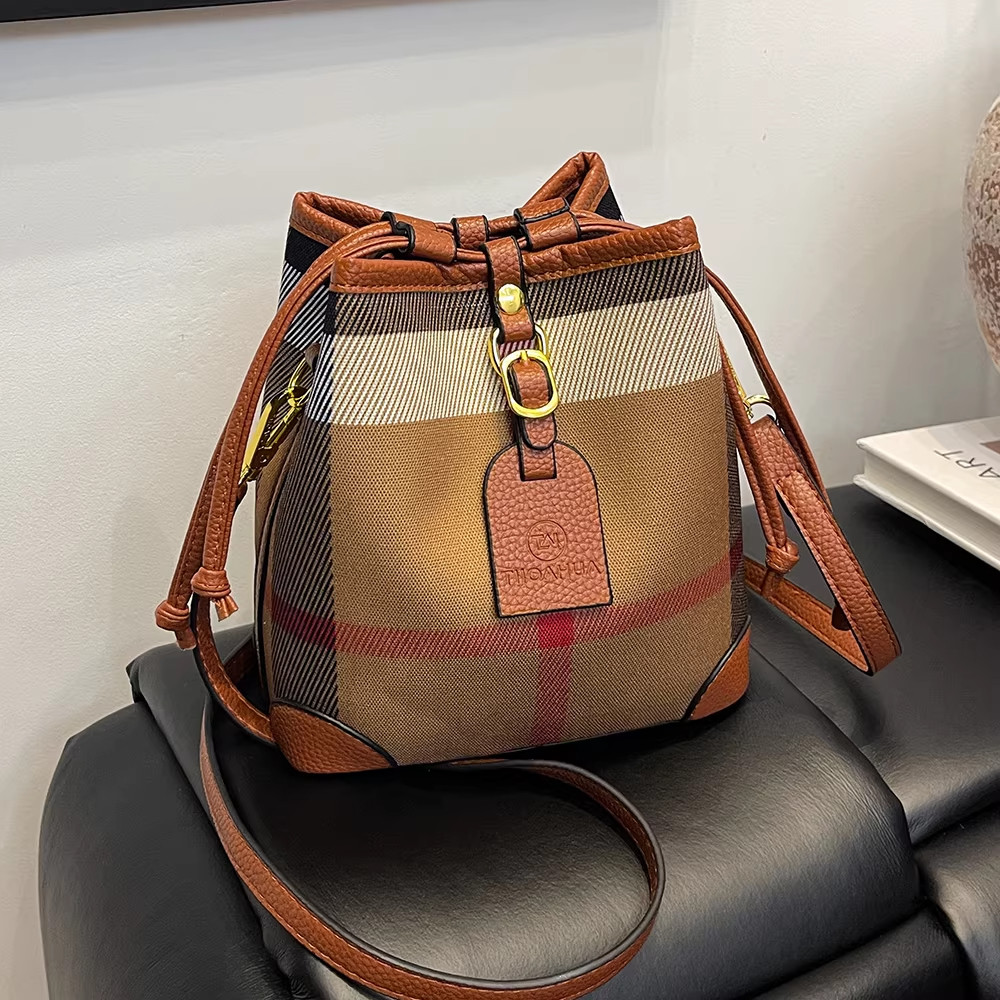 夏2026抽绳帆布格子水桶包高级感小众单肩斜挎女包通用款女包全新
