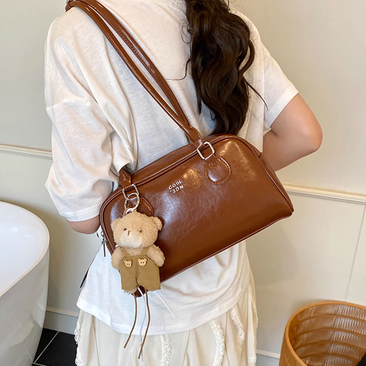 今年流行质感大容量2025秋冬百搭单肩腋下包通勤保龄球通用款女包