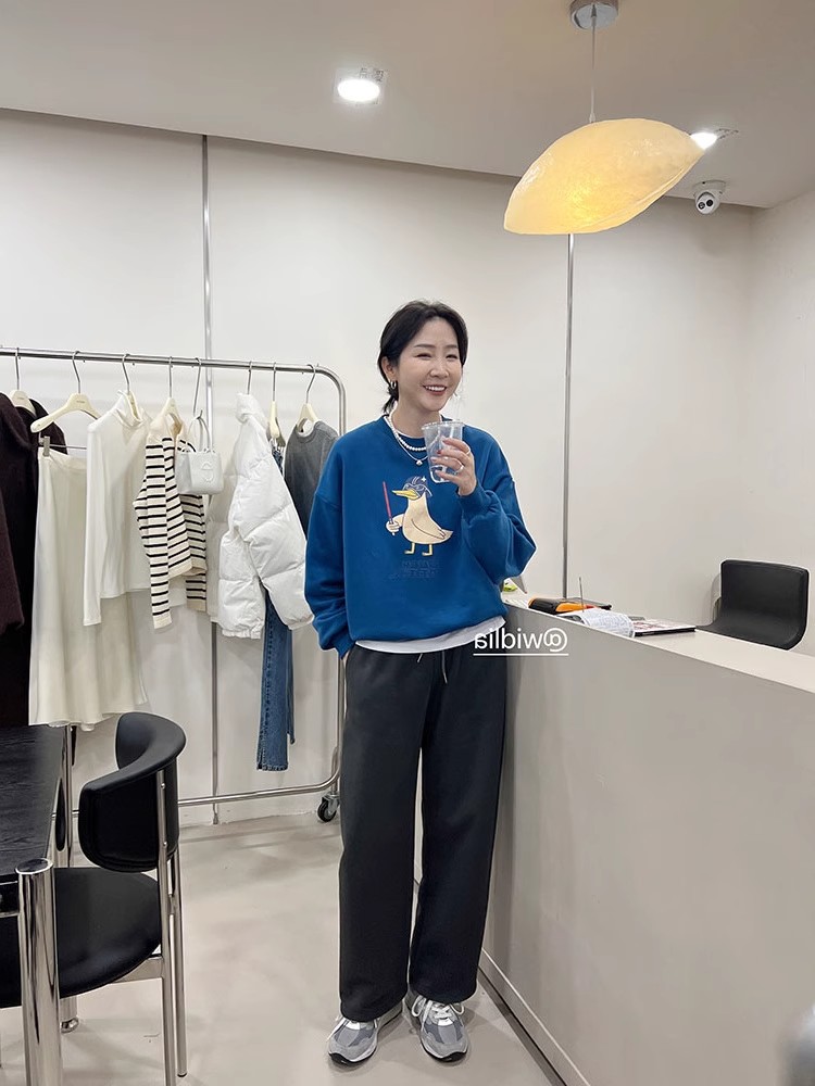 蓝色卡通小黄鸭印花加绒卫衣女