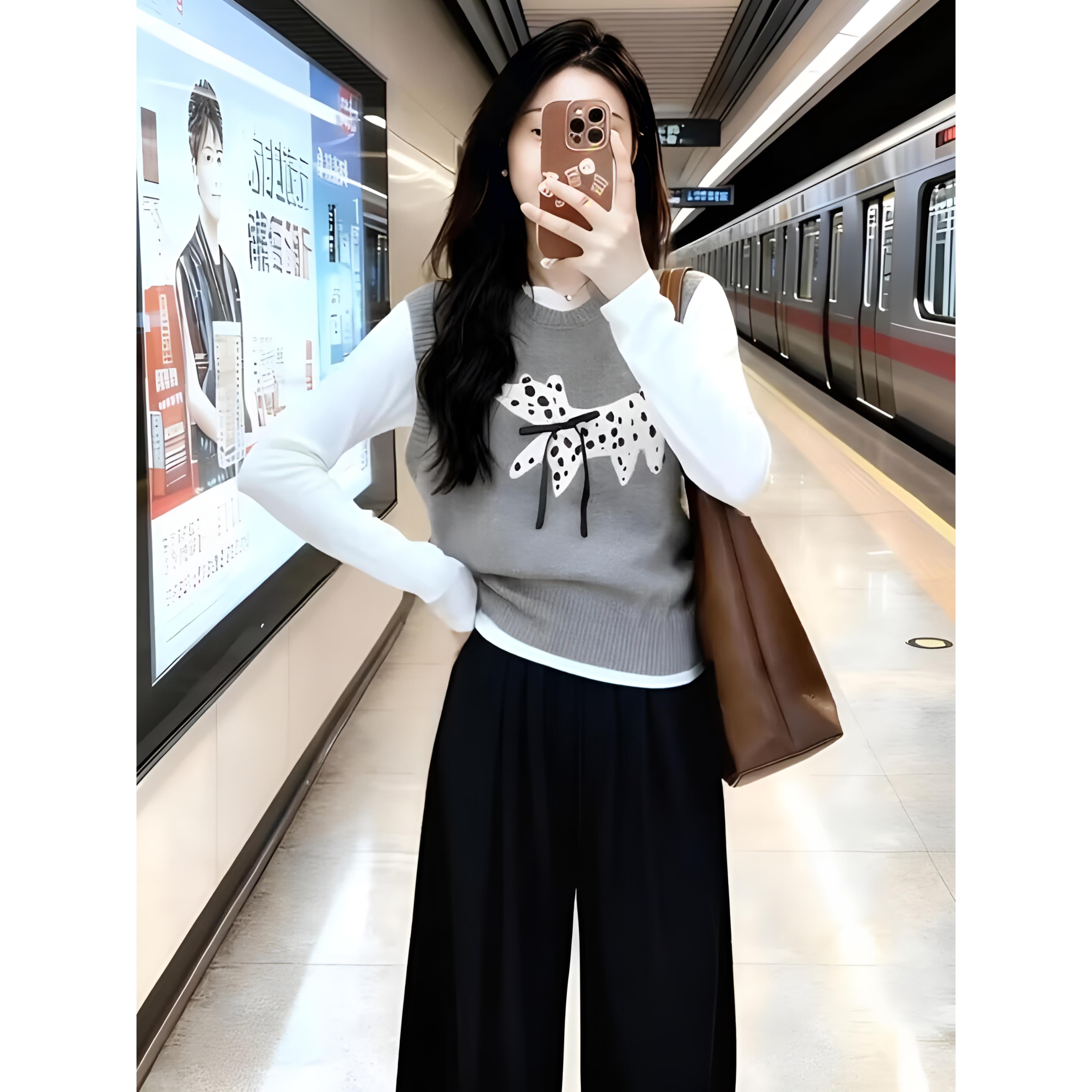 ROUMIKL巨好看的秋装一整套韩系叠穿卡通小狗针织马甲白色内搭三