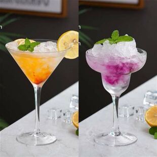 Lead-free crystal margarita glass martini glasses of red