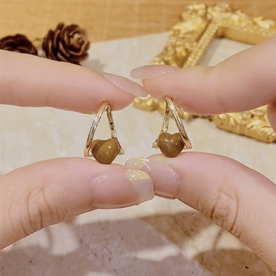 法式复古咖色爱心耳扣女小众