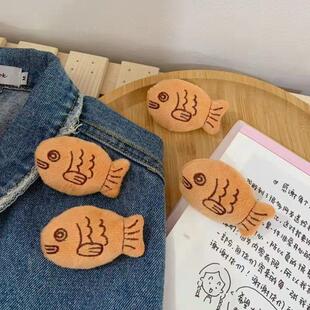 ins卡通可爱鲷鱼烧胸针毛绒小鱼胸针围巾毛衣胸花鲷鱼发圈饰品D1