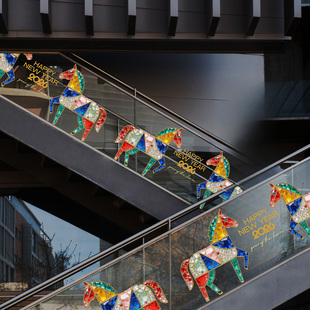 春节水晶琉璃骏马静电贴珠宝店美陈扶梯栏杆高级氛围美容会所装饰