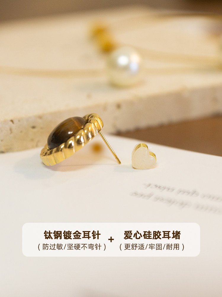 프랑스 틈새 복고풍 작은 향기 스타일 하이 엔드 천연 타이거 아이 스톤 트위스트 버튼 귀걸이 여성을위한 홍콩 스타일 귀걸이