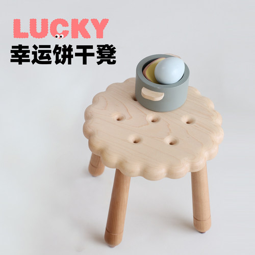 孩在多功能凳实木饼干