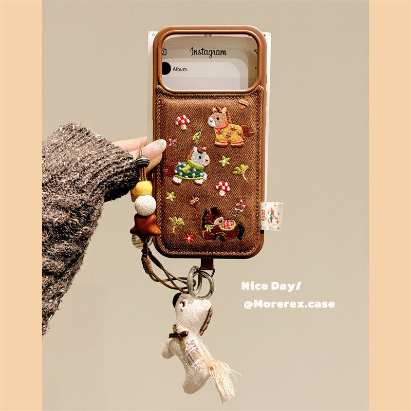 MoreRex秋冬棕色刺绣可爱蘑菇小马适用苹果17手机壳iphone16promax新款15pro带挂绳14防摔保护套13创意17女款