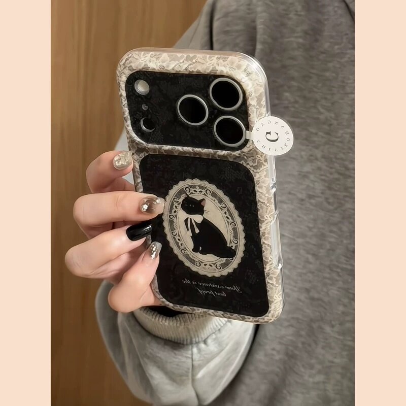MoreRex小众复古蕾丝花纹小黑猫适用苹果18手机壳iphone17promax新款18pro文艺15全包防摔保护套14女款16超火