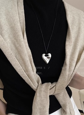 韩系ins银色爱心吊坠系绳项链女长款高级感配饰轻奢小众毛衣链潮