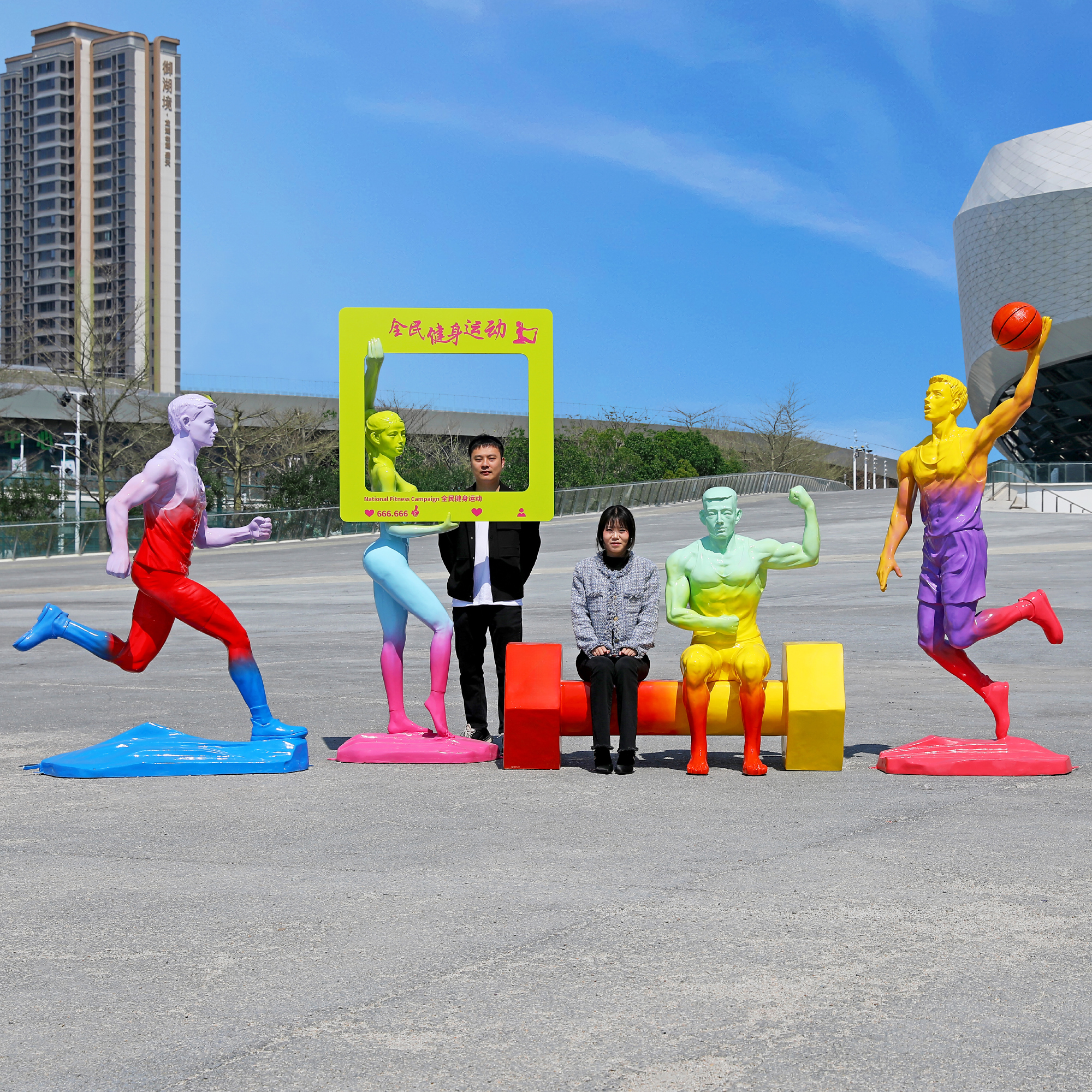 户外抽象渐变运动人物雕塑玻璃钢跑步篮球体育公园景观大摆件装饰