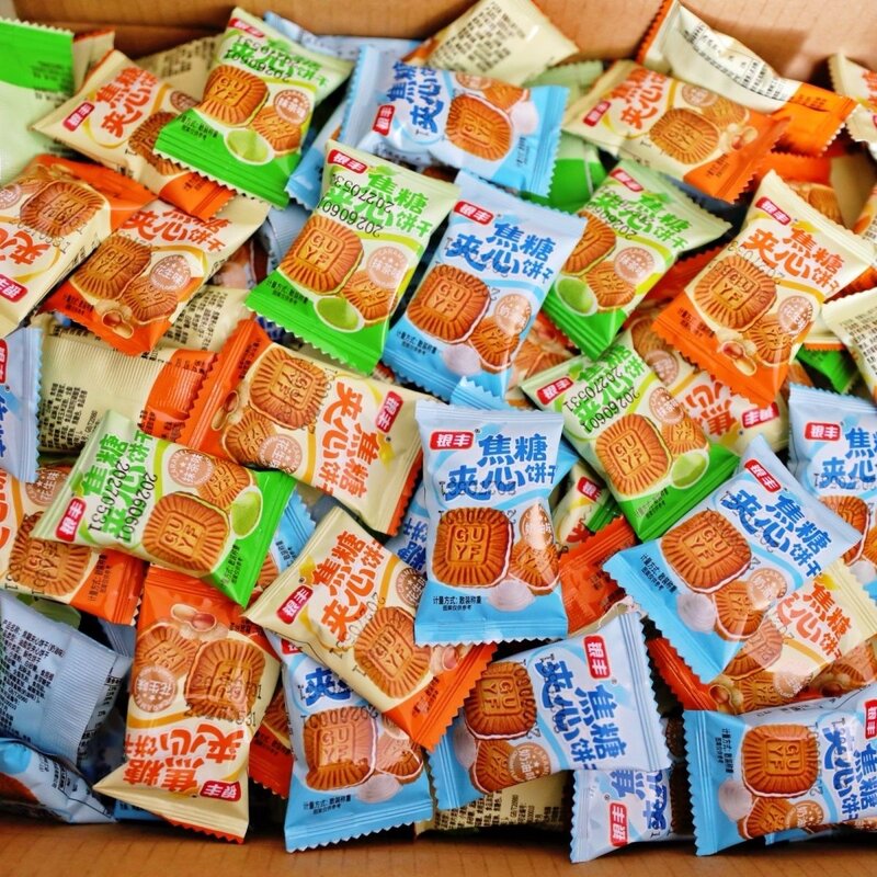 银丰焦糖夹心饼干多口味混合奶油花生抹茶迷你方块饼干整箱