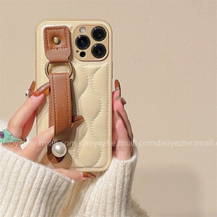 奶咖色羽绒服珍珠腕带oppoReno11手机壳Reno10pro新款Reno9高级感皮质Reno8防摔女Reno6创意5K硅胶7pro保护套