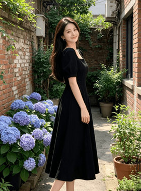 春秋款赫本小黑裙显瘦法式复古气质方领过膝长款连衣裙女夏