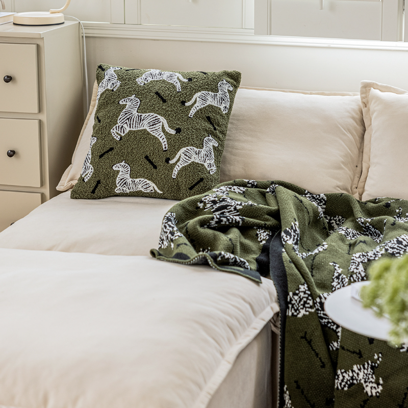 2025新款斑马刺绣午睡沙发抱枕