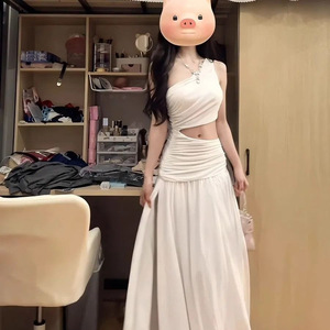 法式小众白色斜肩褶皱露腰露脐露肩连衣裙高级感女氛围感仙女长裙