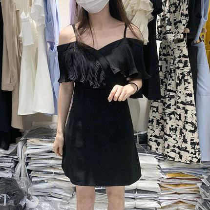吊带一字领连衣裙女夏装2026新款荷叶边赫本风法式黑色小裙子春夏
