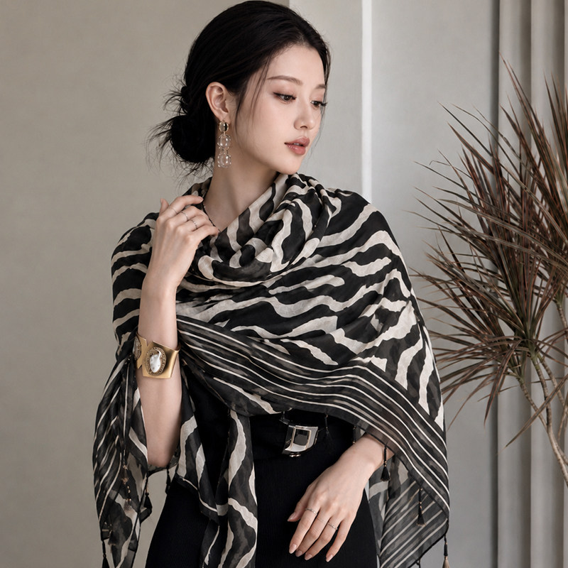 气质大女主黑白斑马披肩