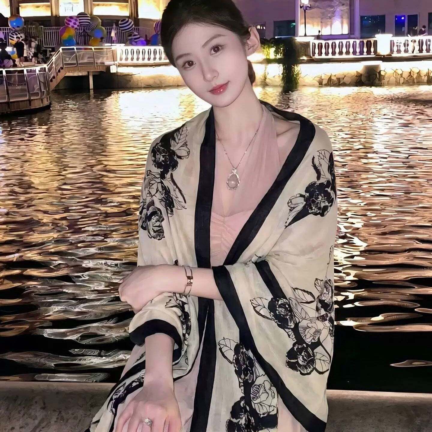 简约提升气质黑色山茶花丝巾披肩