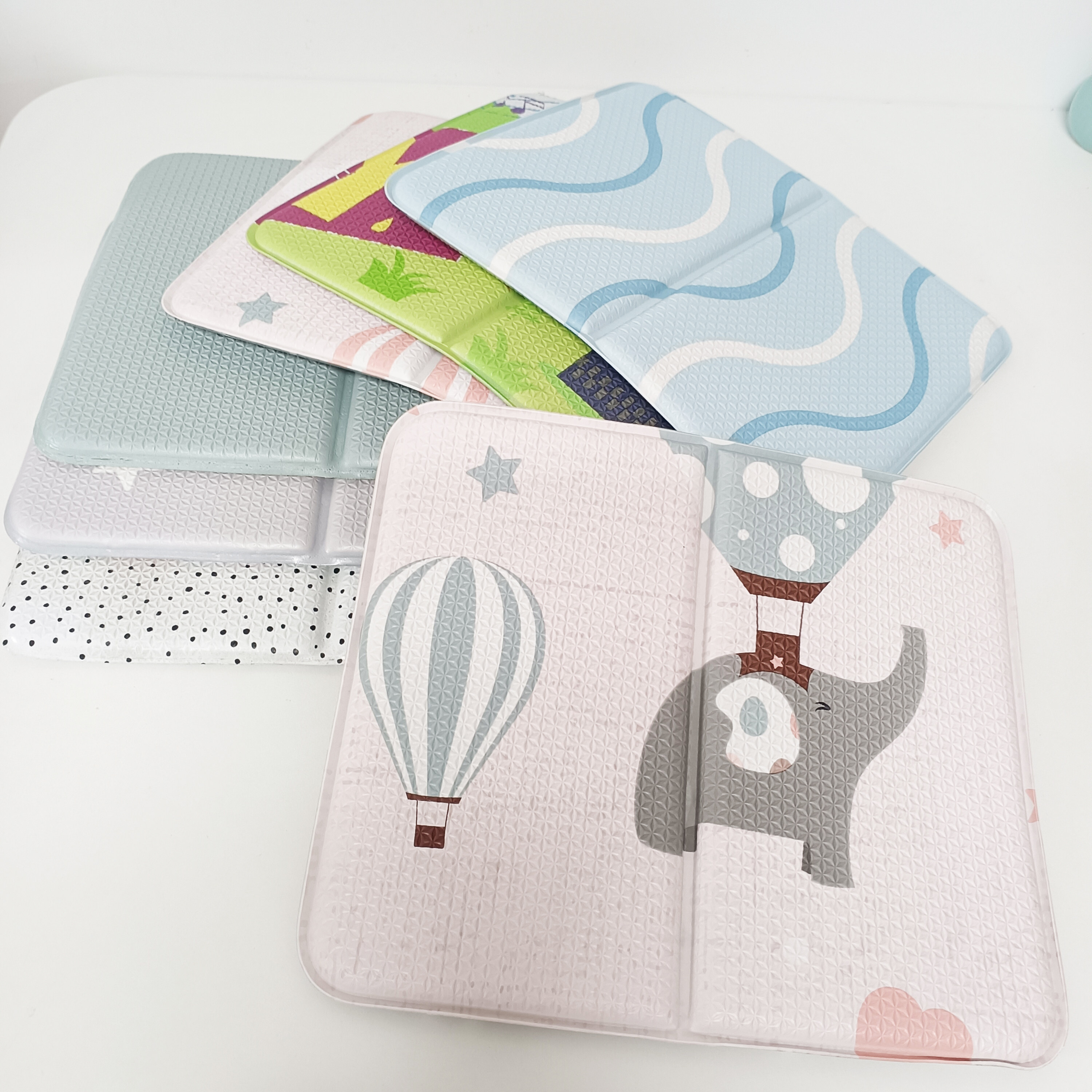 韩国进口折叠坐垫洗澡泡澡防水加厚桑拿户外卡通条纹坐垫学生椅垫