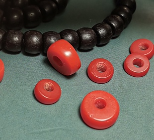 7—10mm左右红色料器树脂散片隔片手工斜切马蹄形隔片佩珠diy配饰