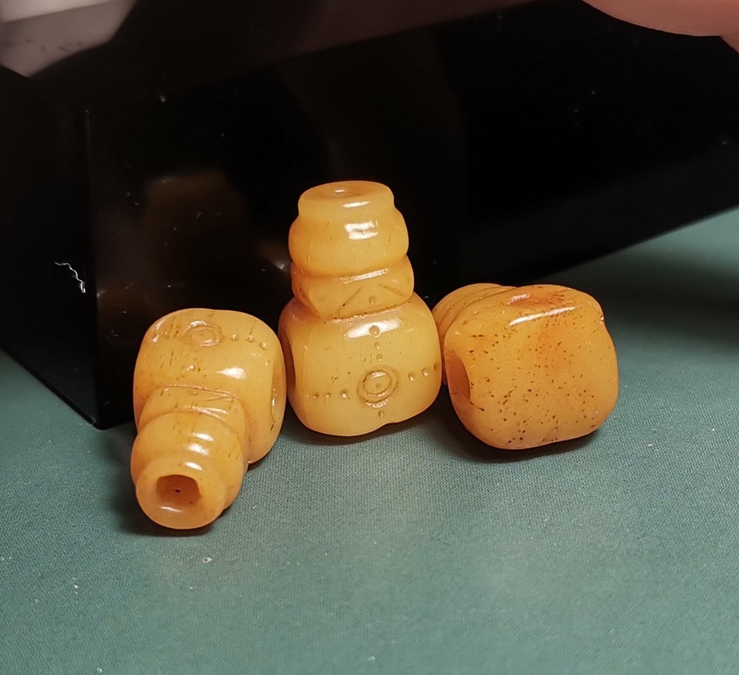 对孔11-12mm左右藏式牦牛骨玉化灵骨一体佛头三通吉祥天母咒点图
